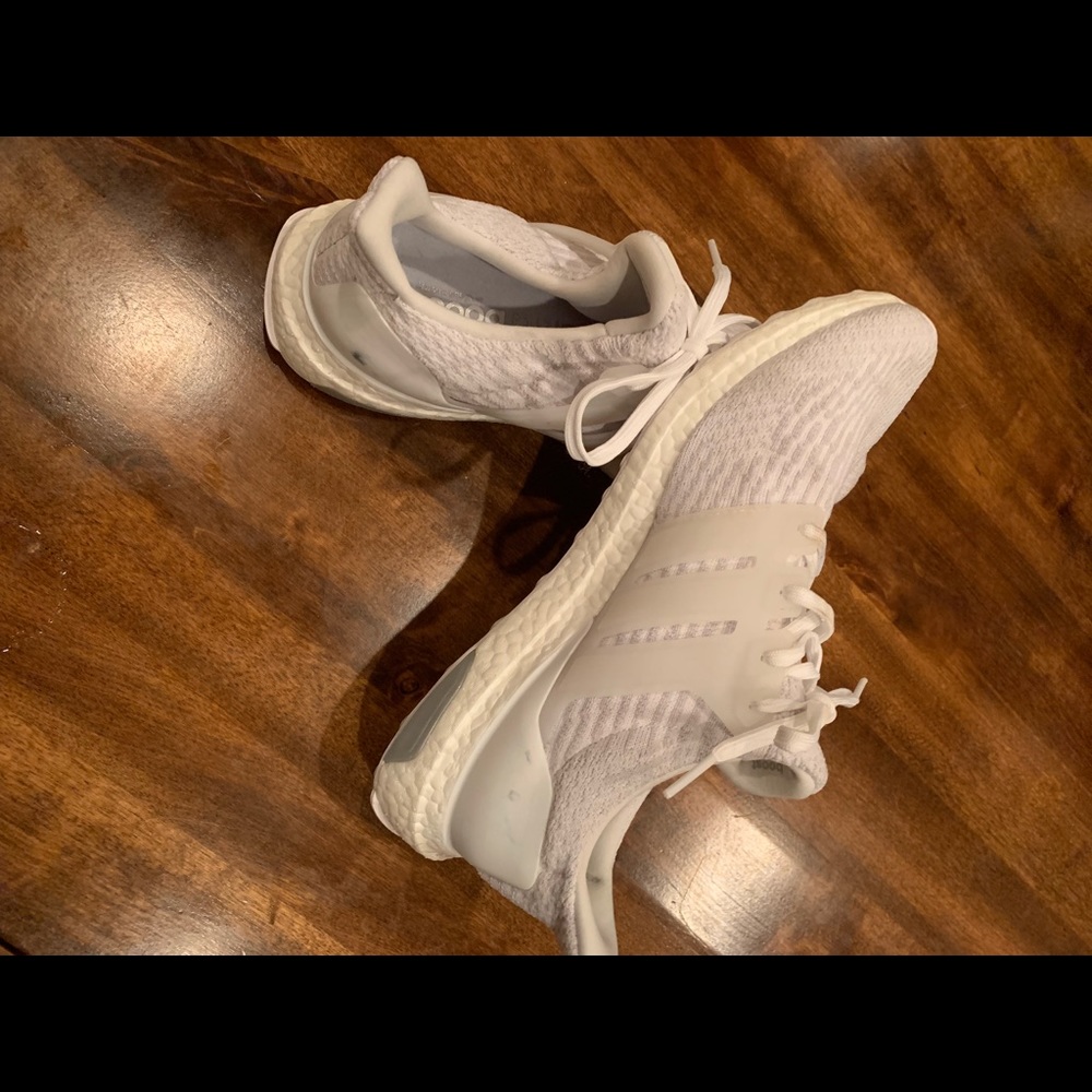 Tennis shoes